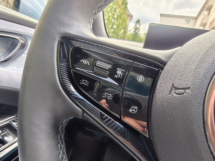 Bei Nutzung des Tempomaten oder Fahrassistenten lässt sich auch die Entfernung zu den vorausfahrenden Autos leicht einstellen. (Bild: Martin Wolf/Golem)