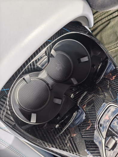 Der rechte Becherhalter lässt sich nach unten drücken, damit auch größere Flaschen sicher darin stehen. (Bild: Martin Wolf/Golem)