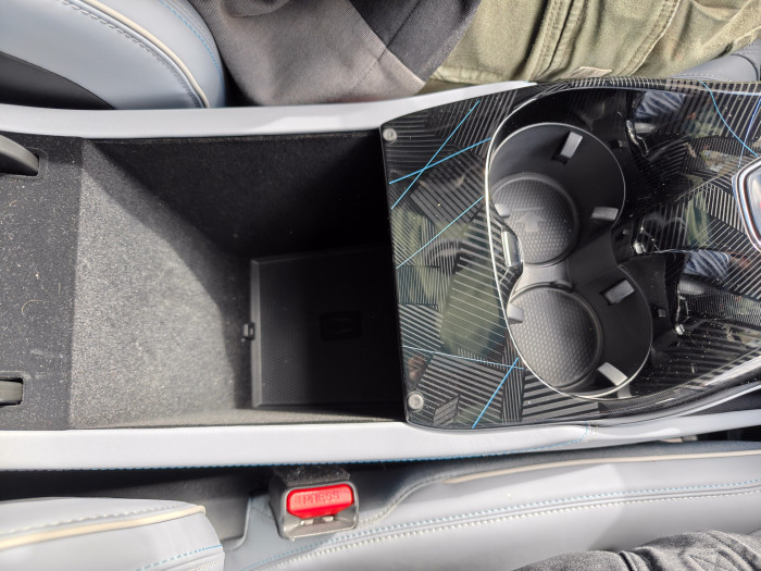 Das Platzangebot in der Mittelkonsole ist gut. (Bild: Martin Wolf/Golem)