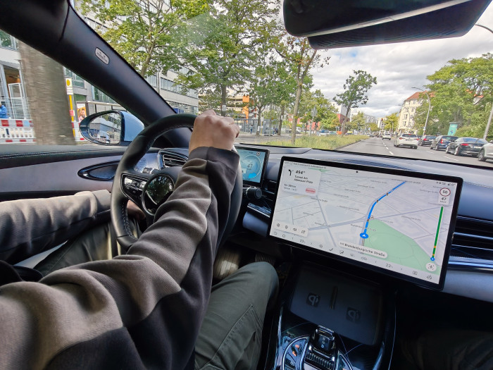 Das Platzangebot im Seal ist gut. In der Mitte ist ein 15,6 Zoll großer Bildschirm eingebaut, der sich um 90 Grad drehen lässt. (Bild: Martin Wolf/Golem)