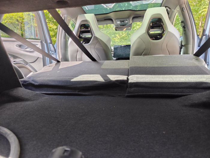 Der Kofferraum lässt sich zumindest in der Länge erweitern. (Bild: Martin Wolf/Golem)