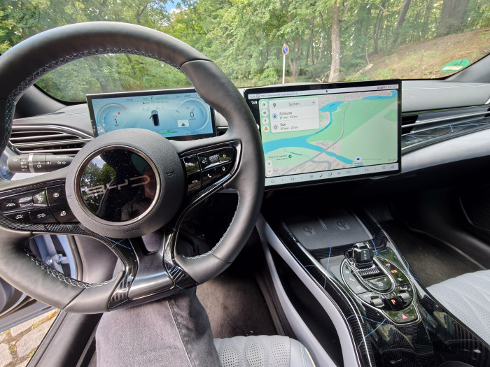 Hinter dem Lenkrad ist ein kleineres Display eingebaut. (Bild: Martin Wolf/Golem)