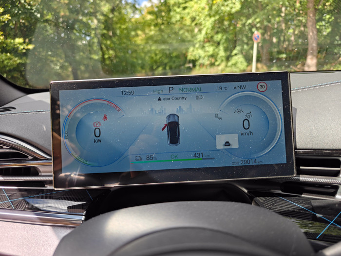 Auf diesem kleinen Display werden alle relevanten Fahrinformationen angezeigt. (Bild: Martin Wolf/Golem)