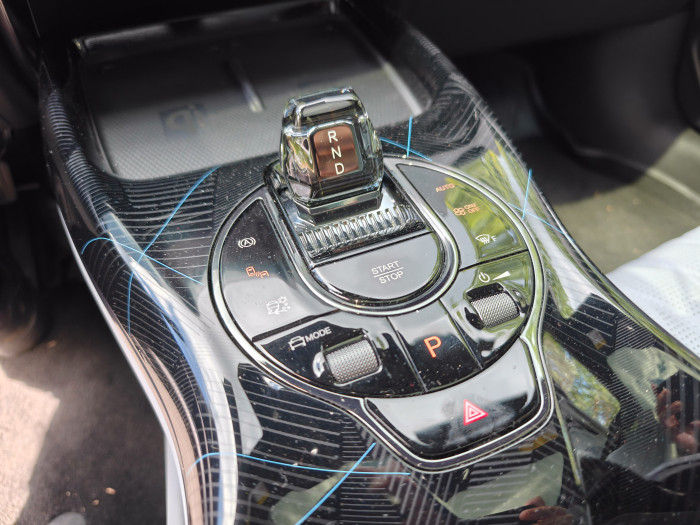 Rund um den Gangwahlhebel gibt es eine Reihe von Bedienbuttons - praktischerweise auch für die Klimaautomatik. (Bild: Martin Wolf/Golem)