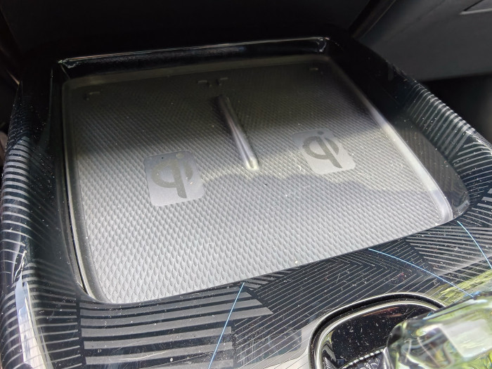 Der Seal hat zwei Ladepads für Smartphones. (Bild: Martin Wolf/Golem)