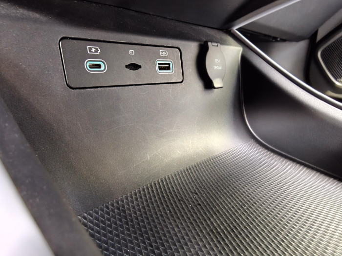 Zusätzlich gibt es noch einen USB-C- und einen USB-A-Anschluss im Cockpit. (Bild: Martin Wolf/Golem)