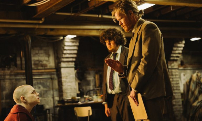 Entführer und Geisel im präparierten Keller (Bild: Focus Features/Universal Pictures)