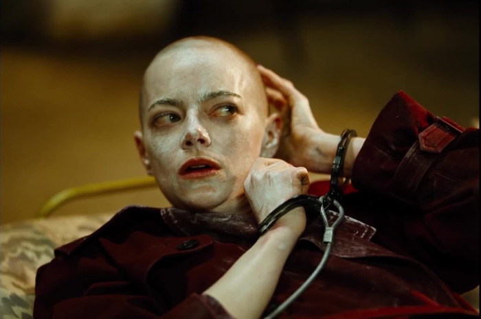 Michelle (Emma Stone) bemerkt entsetzt, dass ihr der Kopf geschoren wurde. (Bild: Focus Features/Universal Pictures)