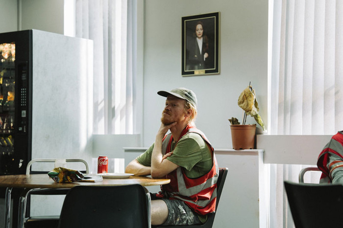 Tagsüber arbeitet Teddy (Jesse Plemons) in der Firma seines Entführungsopfers. (Bild: Focus Features/Universal Pictures)