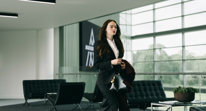 Michelle (Emma Stone) noch mit Haaren in ihrem CEO-Büro (Bild: Focus Features/Universal Pictures)