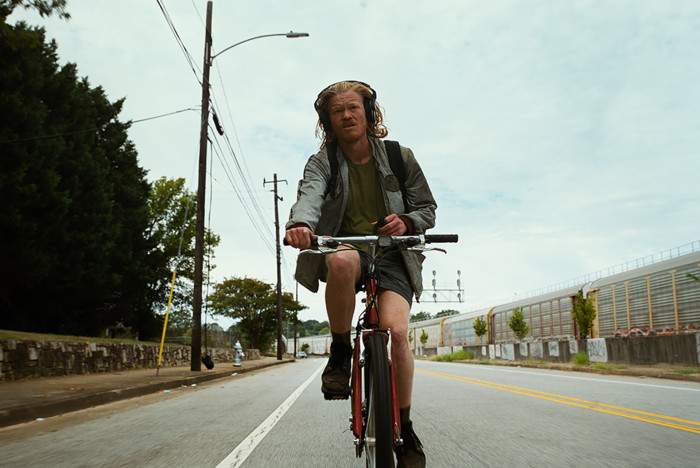 Umweltbewusst ist Teddy (Jesse Plemons) per Fahrrad unterwegs. (Bild: Focus Features/Universal Pictures)