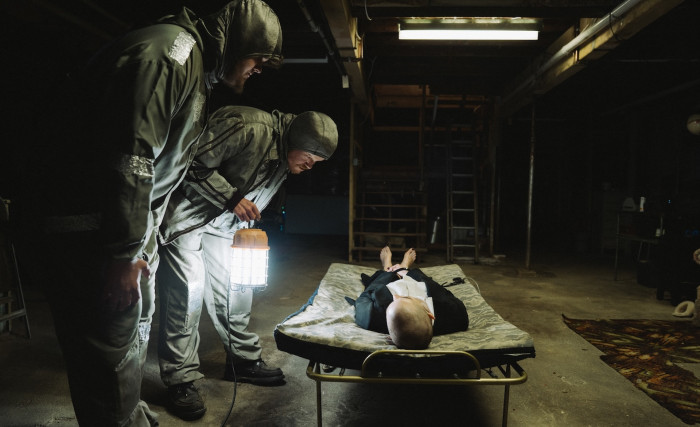 Noch schläft Michelle (Emma Stone), nachdem sie betäubt und entführt wurde. (Bild: Focus Features/Universal Pictures)