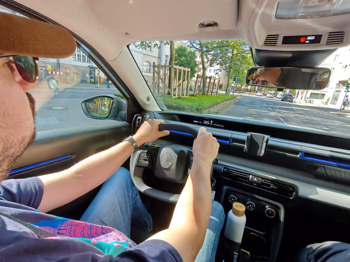 Der Innenraum unsere e-C3 ist recht spartanisch, das Lenkrad ist zudem eher klein. (Bild: Martin Wolf/Golem.de)