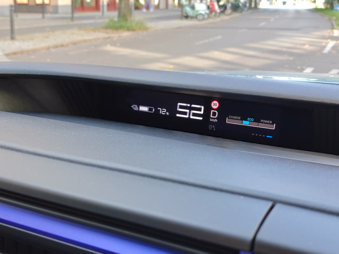 In der preiswertesten You-Version bekommen Käufer nur ein kleines Display unter der Windschutzscheibe. (Bild: Martin Wolf/Golem.de)