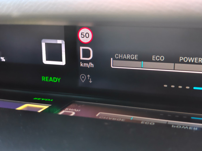 Die Einstellungsmöglichkeiten beim Fahrdisplay sind begrenzt. (Bild: Martin Wolf/Golem.de)