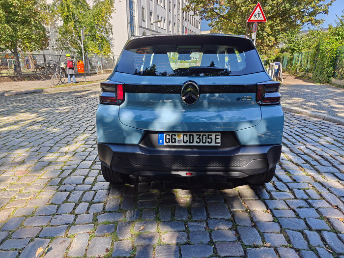 Das Design des e-C3 gefällt uns gut: Das Heck greift die Sparren des Citroën-Logos an verschiedenen Stellen auf. (Bild: Martin Wolf/Golem.de)