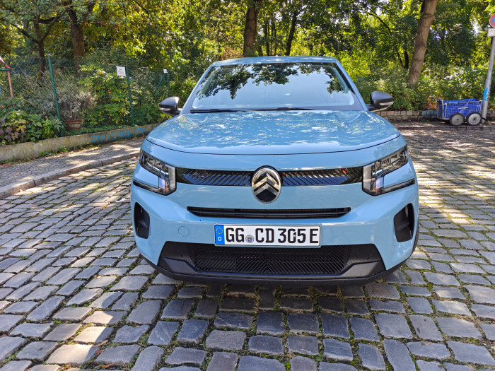 Auch im Kühlergrill und der Frontschürze finden sich die Citroën-Sparren. (Bild: Martin Wolf/Golem.de)