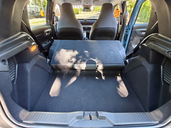 Klappen wir die Rückbank um, passt deutlich mehr in den e-C3. (Bild: Martin Wolf/Golem.de)