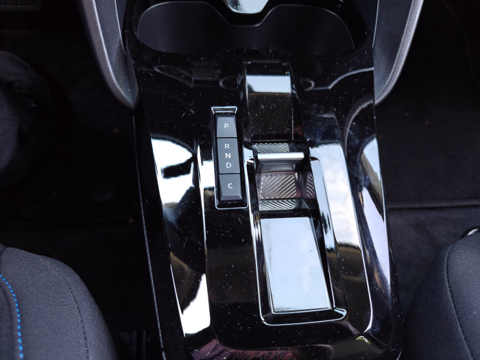 Den Gangwahlhebel kennen wir so auch von vielen anderen Stellantis-Fahrzeugen. (Bild: Martin Wolf/Golem.de)