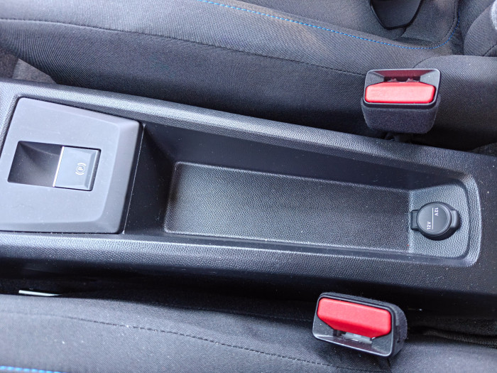 Der Stauraum im e-C3 ist begrenzt - in der Mittelkonsole gibt es ein kleines Fach. (Bild: Martin Wolf/Golem.de)