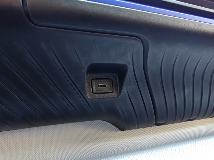 Im Armaturenbrett ist ein USB-C-Anschluss verbaut, über den ein Smartphone geladen werden kann. (Bild: Martin Wolf/Golem.de)