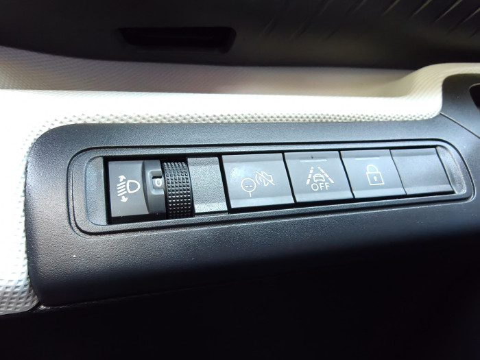 Wie beim Opel Frontera können wir die Warntöne des Assistenzsystems über Buttons ausschalten. (Bild: Martin Wolf/Golem.de)