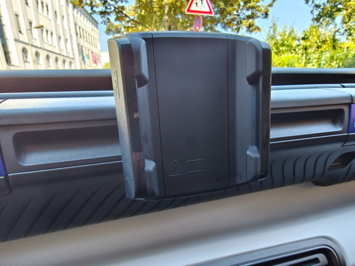 Anstelle eines zentralen Displays hat der Citroën e-C3 in der You-Variante nur eine Smartphone-Halterung. (Bild: Martin Wolf/Golem.de)