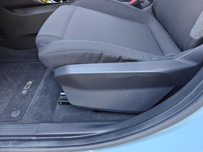 Die Sitze sind einfach, lassen sich manuell verstellen und sind mit einem nicht sonderlich hochwertig wirkenden Stoff bezogen. (Bild: Martin Wolf/Golem.de)