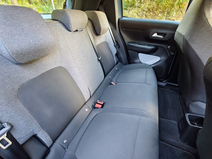 Die Rückbank ist zweckmäßig, aber nicht sonderlich bequem. (Bild: Martin Wolf/Golem.de)