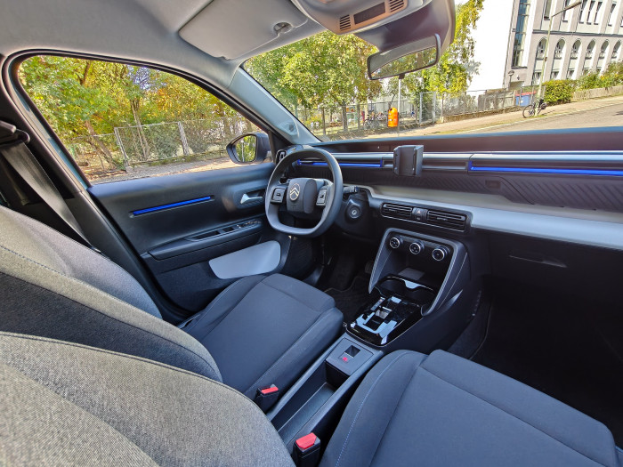 Das Cockpit des e-C3 ist spartanisch. (Bild: Martin Wolf/Golem.de)