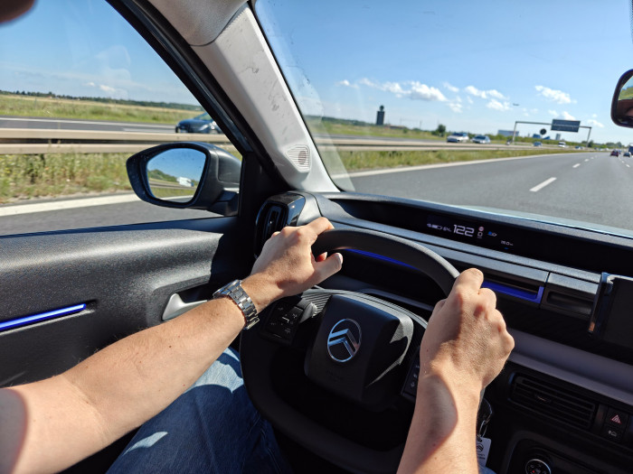 Der e-C3 fährt sich sehr gut: Auch auf der Autobahn liegt das Fahrzeug ruhig und stabil auf der Straße. (Bild: Martin Wolf/Golem.de)