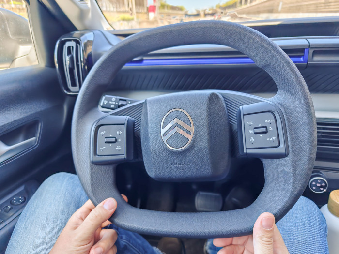 Das Lenkrad des e-C3 ist ungewöhnlich gestaucht und wirkt daher eher klein. Es ist aus einem Gummimaterial gefertigt, was sich nicht sonderlich hochwertig anfühlt. (Bild: Martin Wolf/Golem.de)