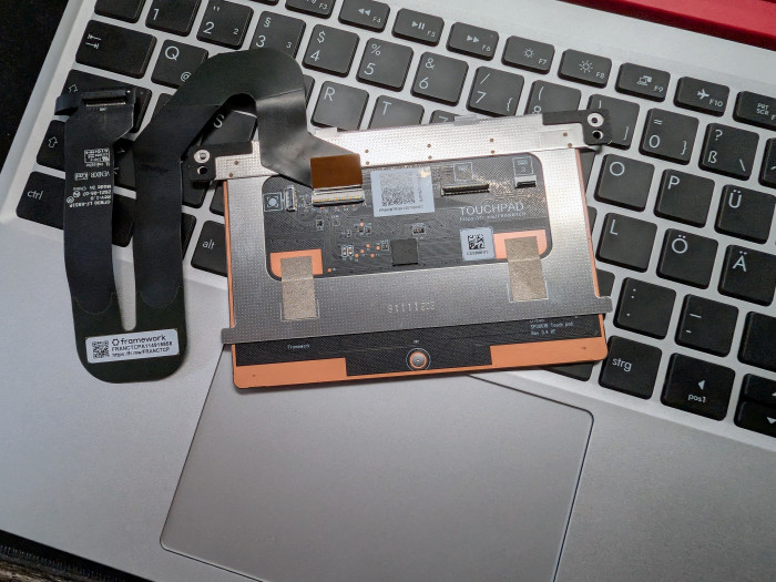 Auf den Framework-Teilen befindet sich ein QR-Code, über den die Anleitung für den Austausch aufgerufen werden kann. (Bild: Tobias Költzsch/Golem)