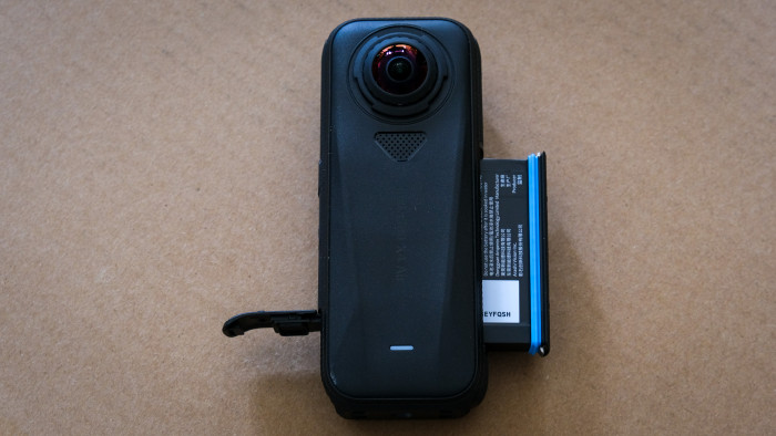 Links sehen wir die Öffnung für den USB-C-Anschluss der X4 Air, rechts den Akku - im gleichen Schacht kommt auch die MicroSD-Karte unter. (Bild: Steinlechner / Golem)