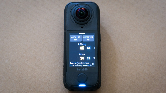 Die Bedienung der X4 Air entspricht der von fast allen Insta360-Actioncams. (Bild: Steinlechner / Golem)