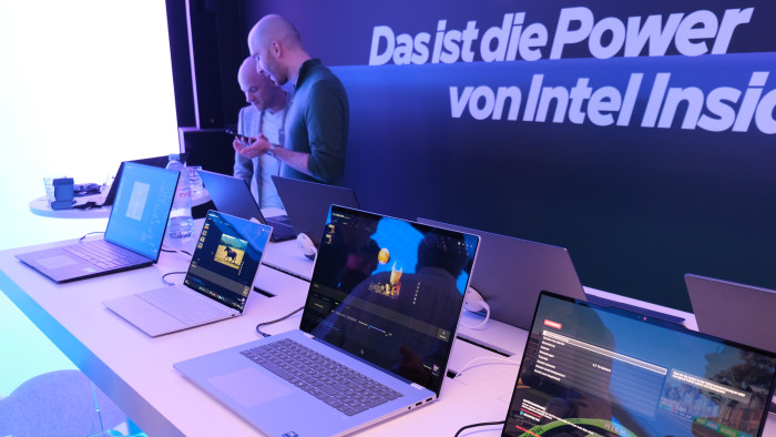 Aktuelle Laptops von mehreren Herstellern sind im Intel Experience Store zu sehen. (Bild: Steinlechner / Golem)