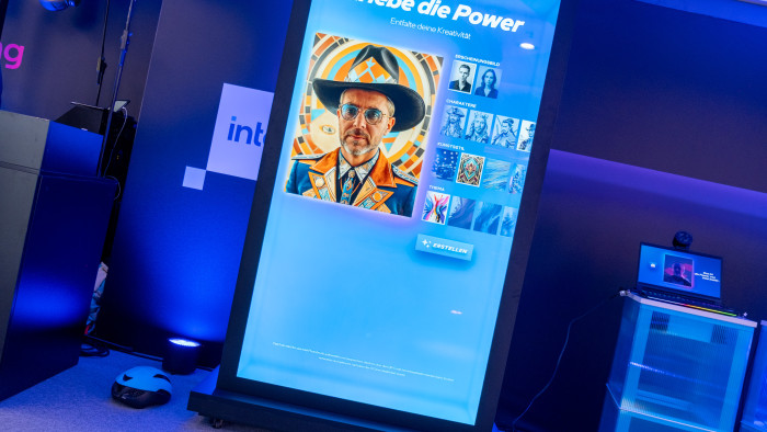 Leider kein Passbildautomat: An dieser Station kann man auf Knopfdruck mehrere KI-Looks anhand eines Fotos ausprobieren - nett! (Bild: Steinlechner / Golem)