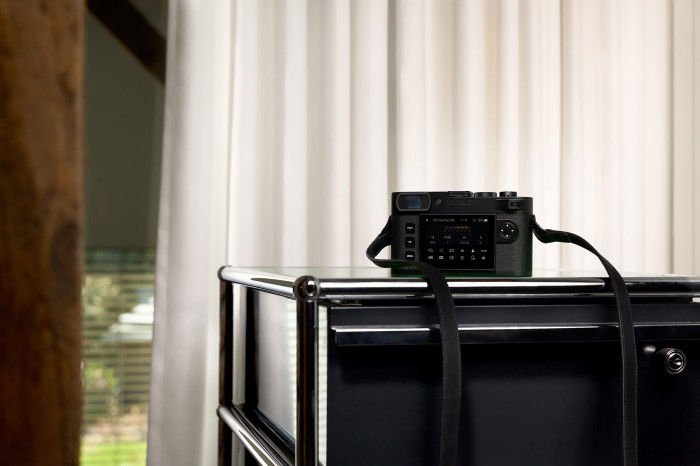 Statt eines Messsuchers nutzt die Kamera einen elektronischen Sucher. (Bild: Leica)