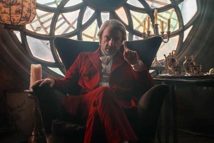 Martin Freeman als Meister Hora in seinem Nirgendhaus. (Bild: Constantin Film)