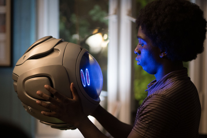 Araloyin Oshunremi als Gino mit einem Bibibot. (Bild: Constantin Film)