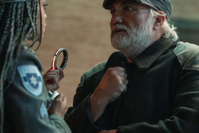 Straßenkehrer Beppo (Kim Bodnia) bekommt ein Greycelet gereicht. (Bild: Constantin Film)