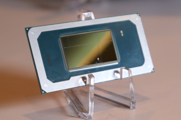 Die Panther-Lake-Variante mit großer GPU, die einzelnen Dies sind gut erkennbar: oben das Platform Controller Tile zwischen zwei kleinen Filler Tiles, unten links das Compute Tile, rechts das GPU Tile. (Bild: Johannes Hiltscher/Golem.de)