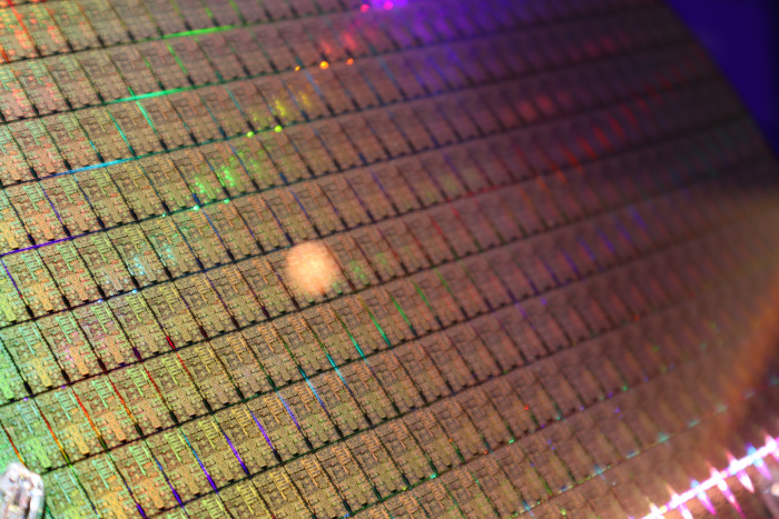 Auf diesem Wafer sind die Strukturen des großen Compute Tiles gut erkennbar. Es steht auf dem Kopf, unten die beiden E-Core-Cluster, rechts oben die NPU. (Bild: Johannes Hiltscher/Golem.de)