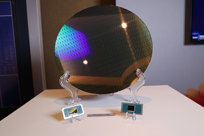 Die beiden Panther-Lake-Chips vor einem Wafer mit Compute Tiles. (Bild: Johannes Hiltscher/Golem.de)