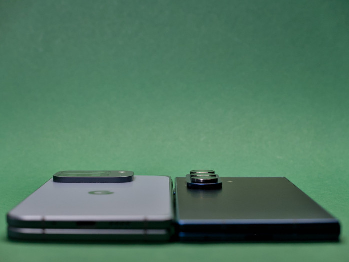 Das Kameramodul ragt beim Samsung Smartphone aber deutlich stärker aus dem Gehäuse hervor. (Bild: Tobias Költzsch/Golem)