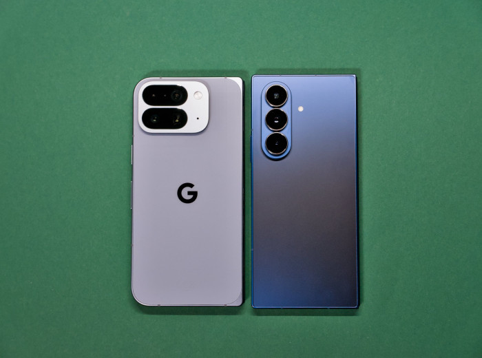 Das Galaxy Z Fold 7 ist etwas schmaler als das Pixel 10 Pro Fold, dafür auch etwas länger. (Bild: Tobias Költzsch/Golem)