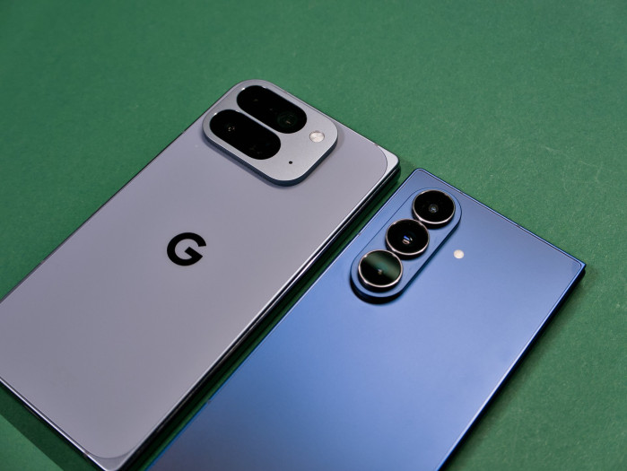 Beide Smartphones sind sehr gut verarbeitet, das Pixel 10 Pro Fold ist zudem staubdicht. (Bild: Tobias Költzsch/Golem)