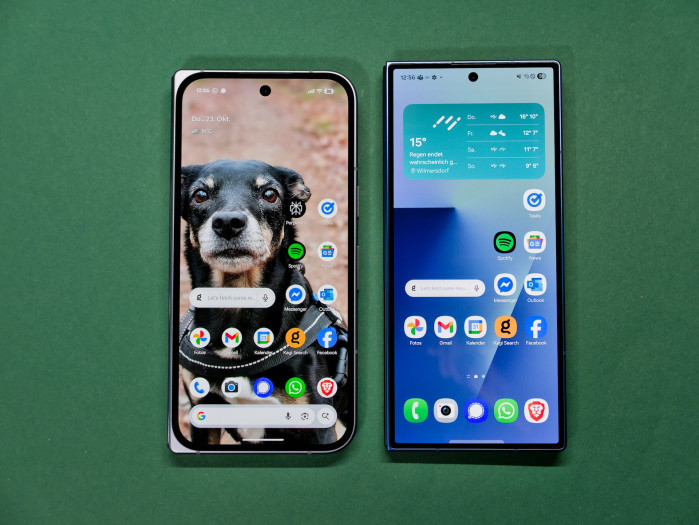 Bei den Außenbildschirmen zeigt sich, dass das Pixel 10 Pro Fold ein etwas breiteres Format hat. (Bild: Tobias Költzsch/Golem)