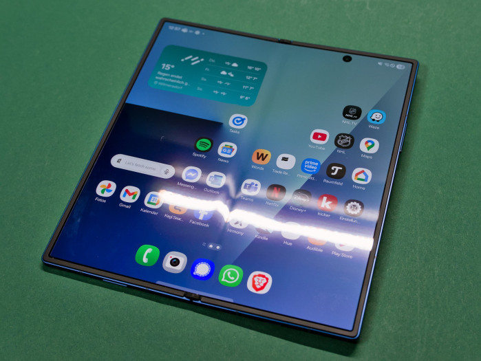 Der Falz beim Innendisplay ist beim Galaxy Z Fold 7 wesentlich unauffälliger ...