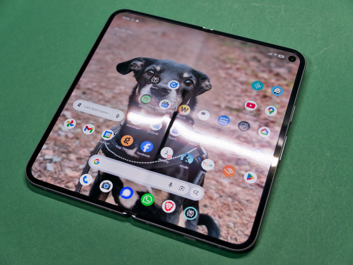 ... als beim Pixel 10 Pro Fold, wo der Falz deutlich sichtbar und fühlbar ist. (Bild: Tobias Költzsch/Golem)